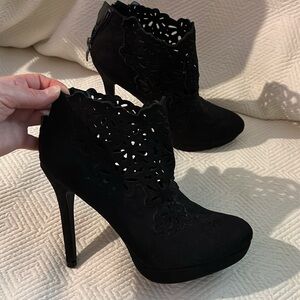 PAPRIKA FLORAL LAZER CUT HEELS BOOTIES SZ 9